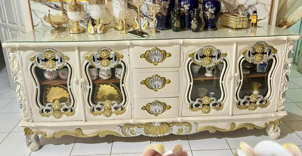 Bufet jati 4 pintu atas sudah ada kaca noken