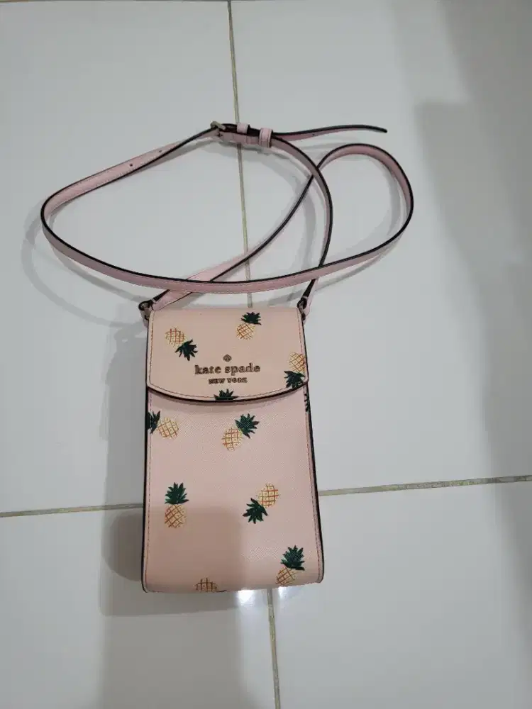 KATE SPADE NS PHONE CROSSBODY PINEAPPLES ( PINK)