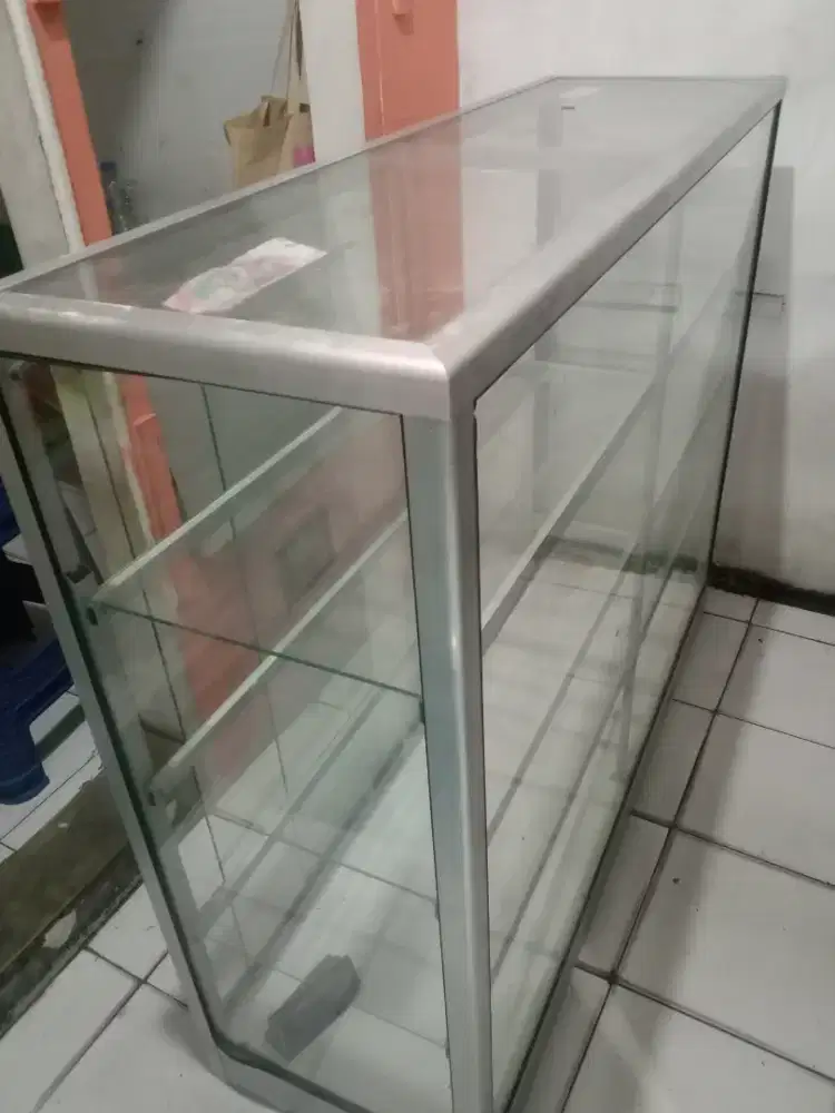 Perlengkapan usaha 2 unit Etelase