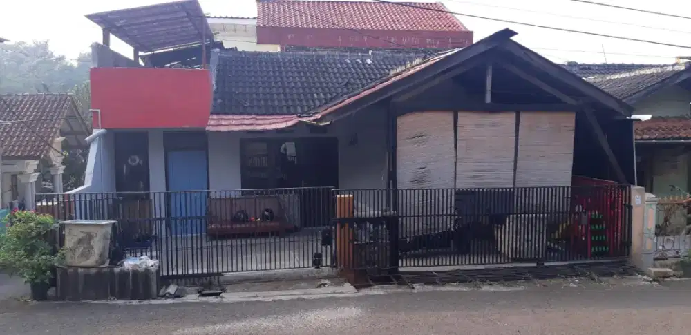 Dijual Rumah Hook Strategis di Komplek Girimande