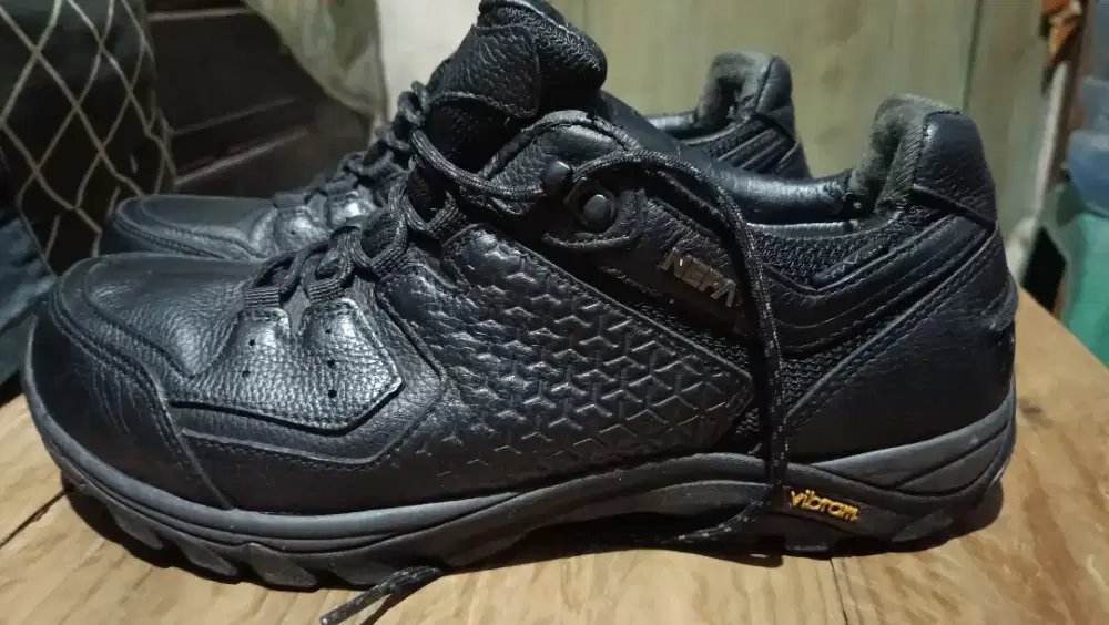 Sepatu Gunung Nepa kulit vibram