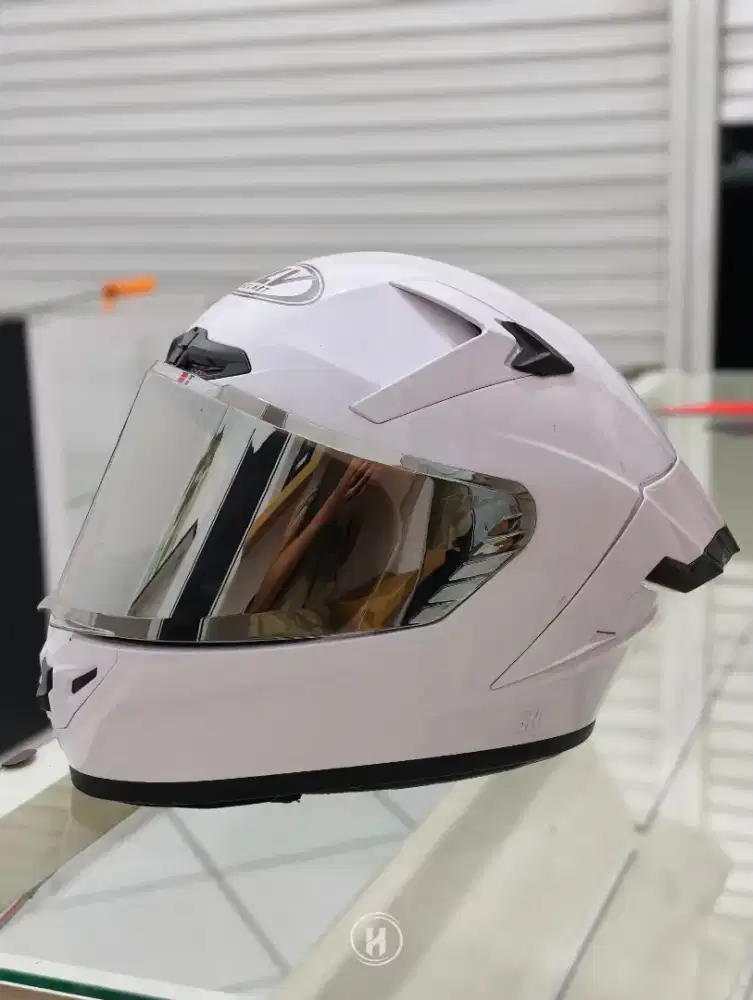 Helm fullface masih seperti baru sekali pakai saja