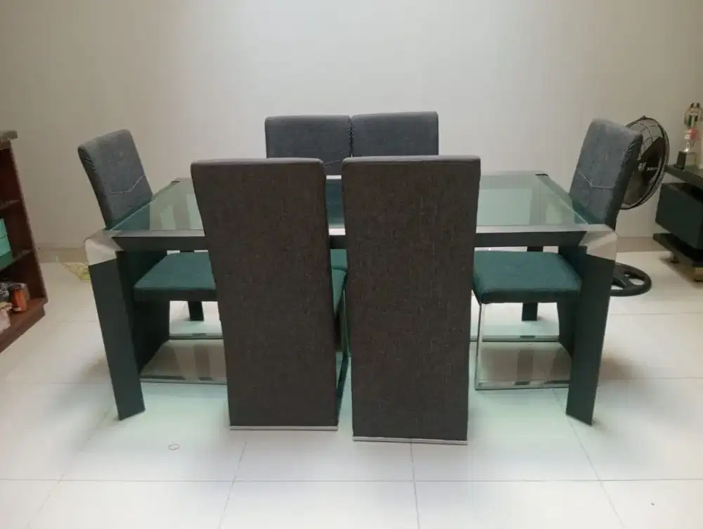 Meja Makan Kaca model mewah