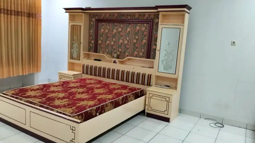 Dijual cepat tempat tidur dengan 2 nakas