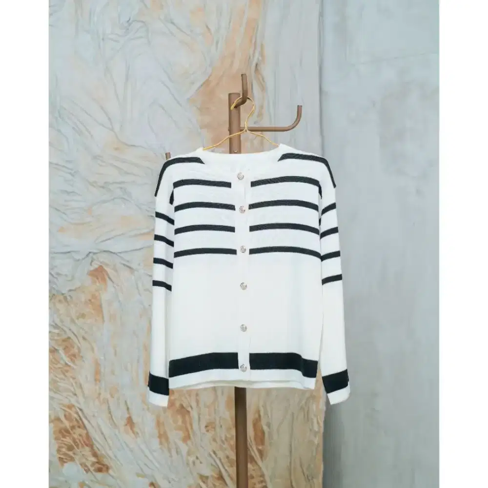 Sweater Sophia hitam putih