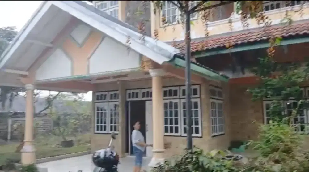 Di jual murah vila 2 Lantai depan jl raya Cipanas luas tanah 1000 mtr