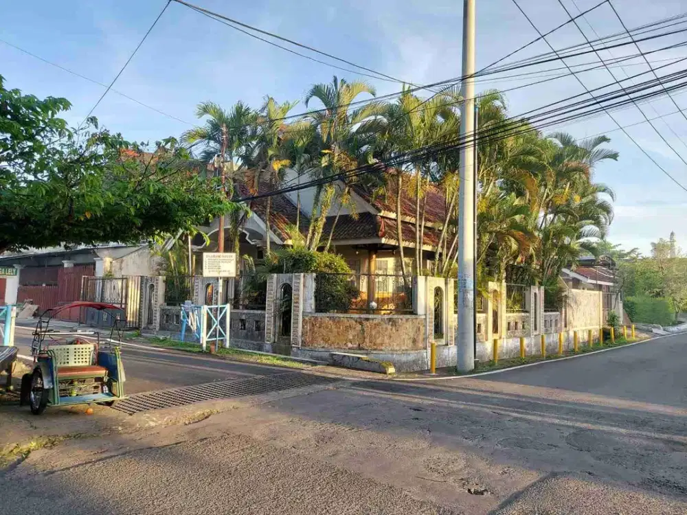 rumah besar posisi hook di jalan bunga bunga suhat bagus buat hunian investasi atau direnov jadi kos elite lokasi dekat kampus UB Brawijaya
