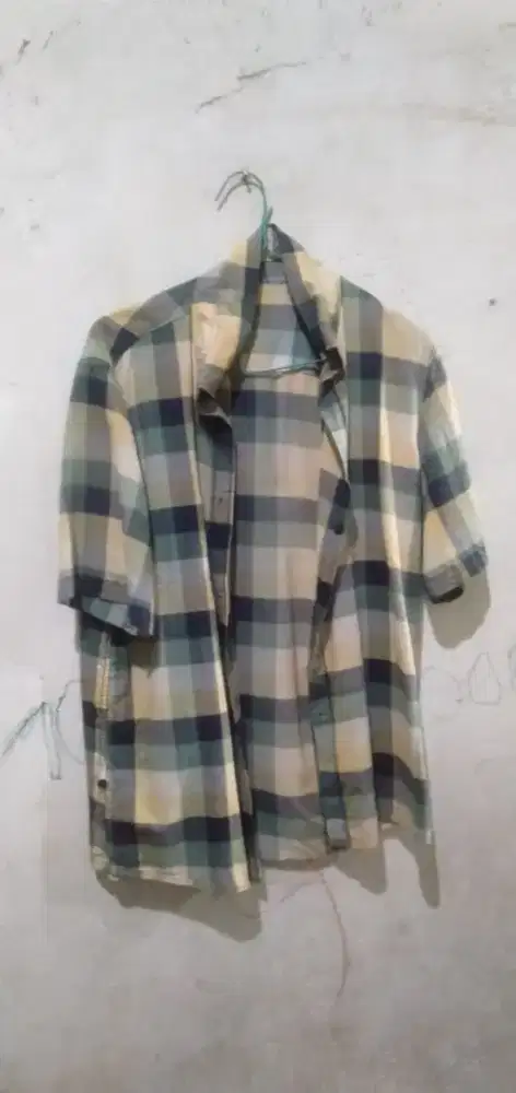 Di jual 15 buah baju kemeja bekas murah aja tingal  cuci dan pakai