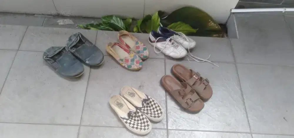 Di jual sepatu,sendal cew ada kurang lebih 50 buah bekas dan murah