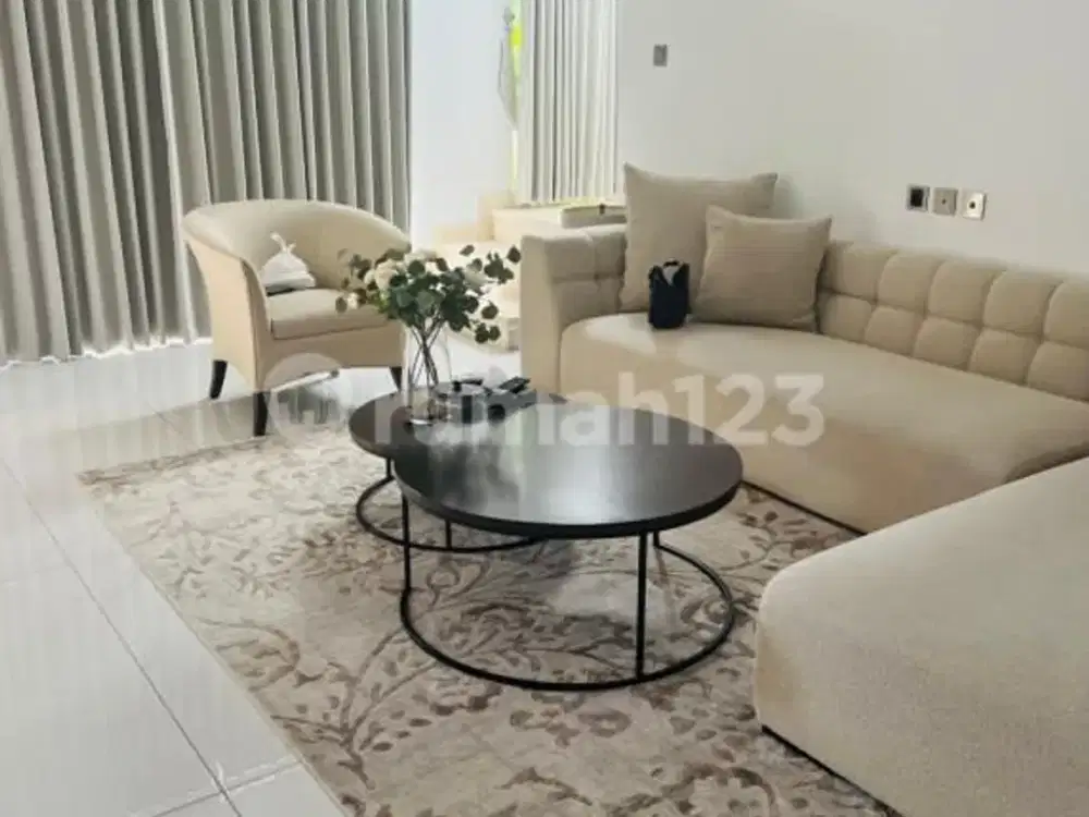 Rumah Dengan Kolam Renang Setiabudi Regency Sersn Bajuri Bandung
