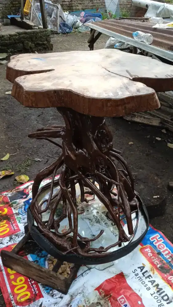 Meja Dari bahan akaran Kayu