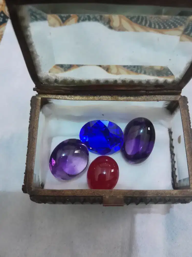 Almari Jati Antik, Merah Ruby