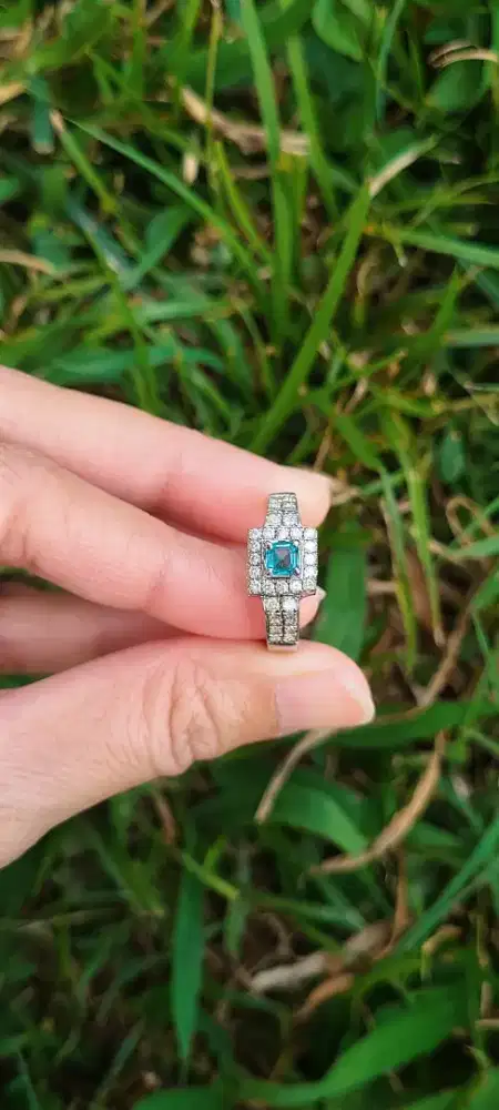 Cincin Perak Batu Zamrud Estimasi 0,50 Ct Berlian Total 1,12 Ct
