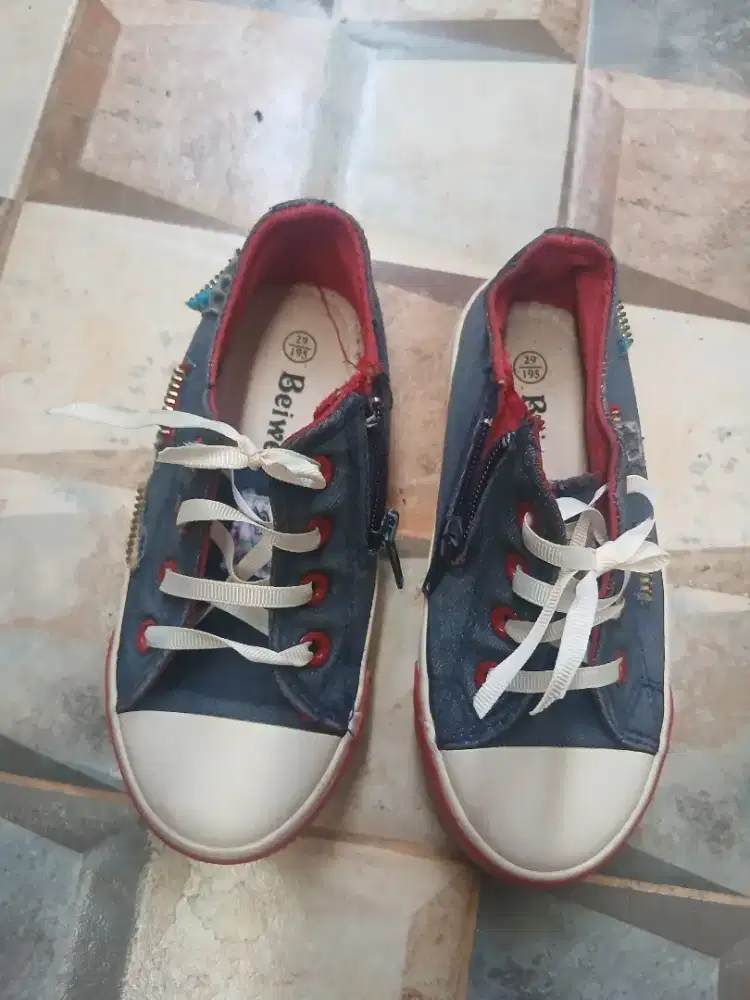 Sepatu santai untuk anak