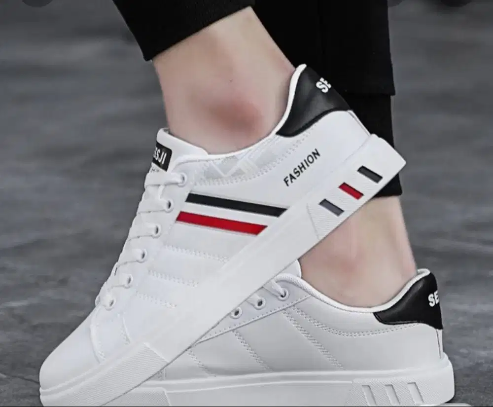 Sepatu Sneakers Casual Anti Slip Fashion (Size 42)