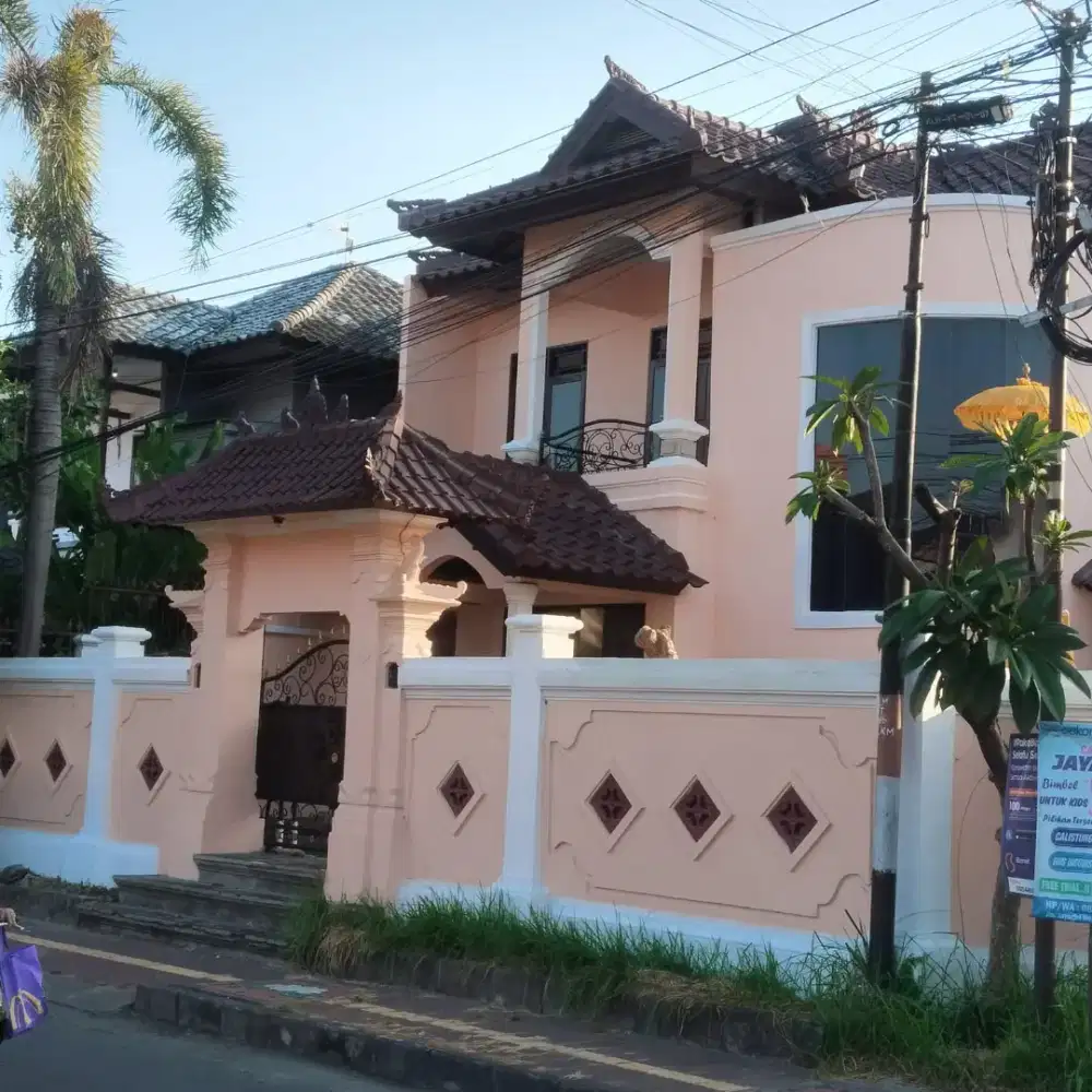 DISEWAKAN RUMAH MEWAH DI LOKASI STRATEGIS, DI PINGGIR JALAN UTAMA