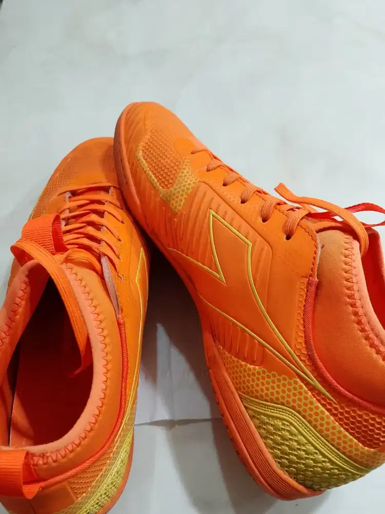 SEPATU DIADORA WARNA ORANGE NO. 42