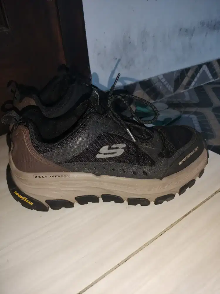 SKECHERS TRAIL D'LUX TREKKER SIZE 42