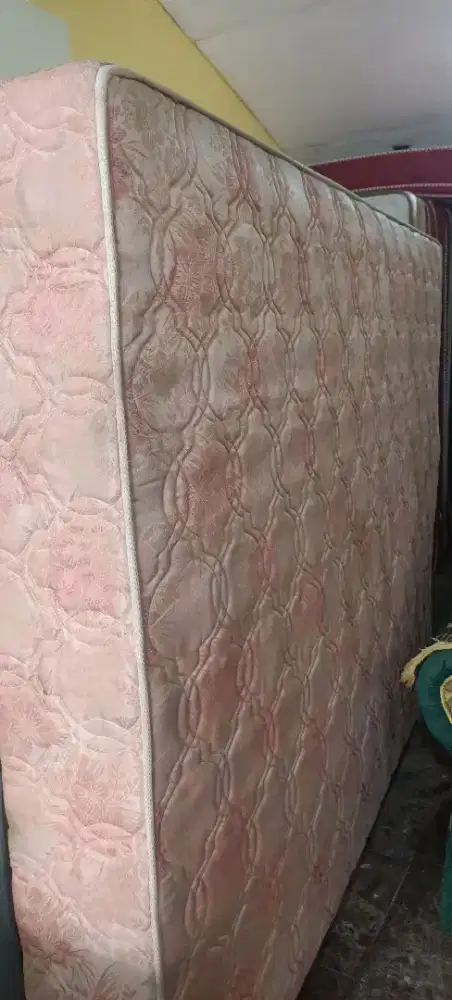 Barang Bekas Kontrakan Dan KostB: 3 Springbed Dan 6 Lemari