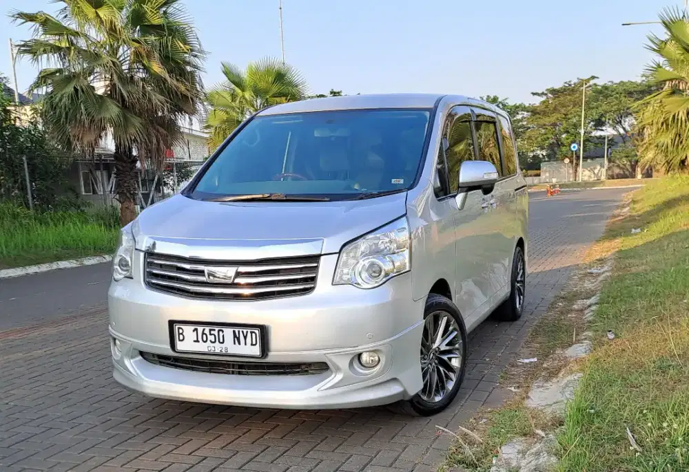 Toyota  Nav 1 V 2013