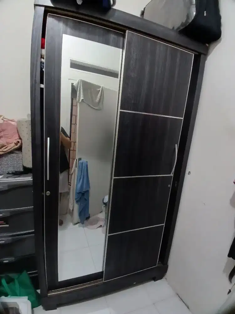 Lemari baju kayu