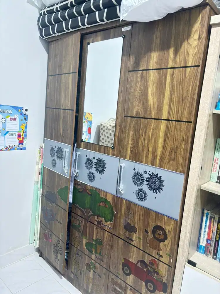 Lemari 4 pintu jual cepat