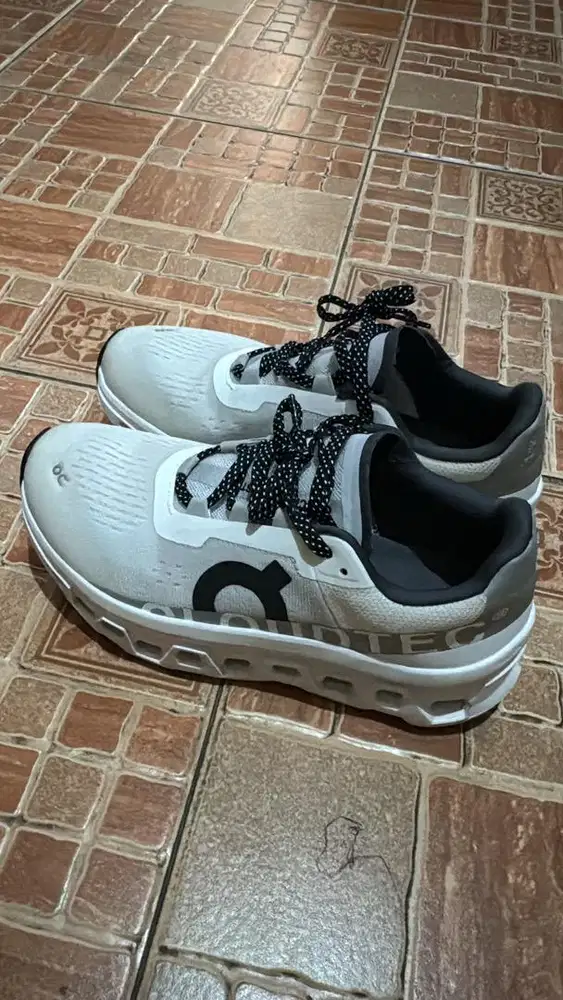 Sepatu ON CLOUD MONSTER sekali pakai