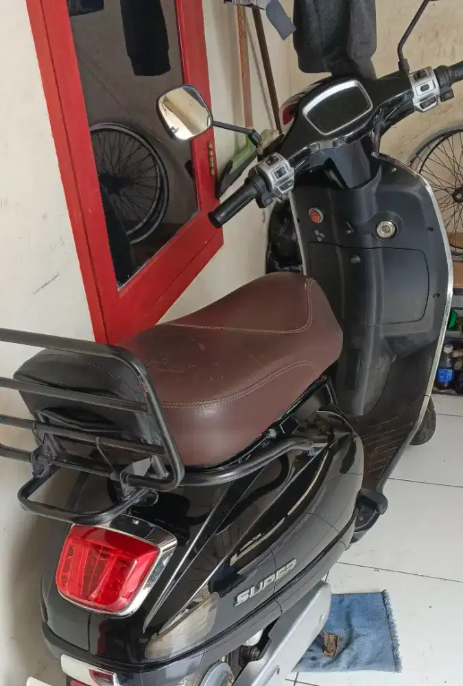 Vespa listrik T3 warna hitam