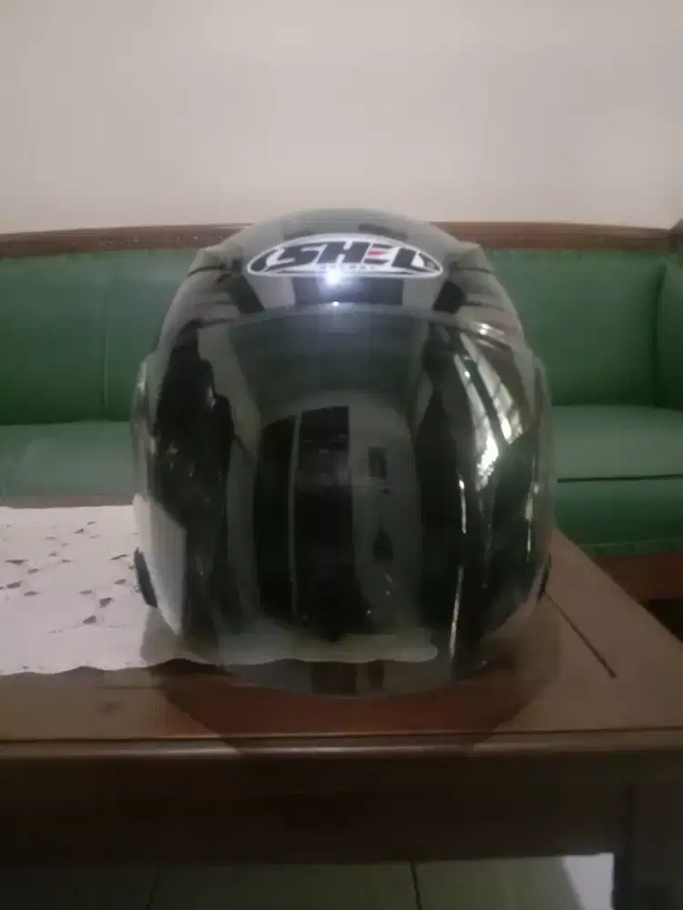 Helm SHEL berkualitas ( kondisi Masi baru)