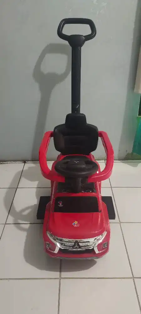 Mobilan Pajero Sport Merah