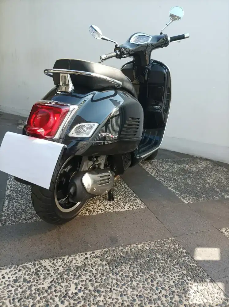 Vespa GTS matic 2020 warna hitam
