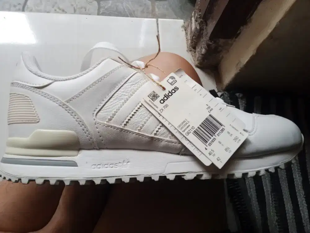 Sepatu Adidas ZX 700 Original