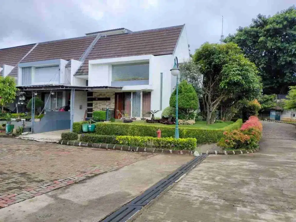 Rumah Posisi Hook di Jalan Boulevard Rancamaya Golf Bogor
