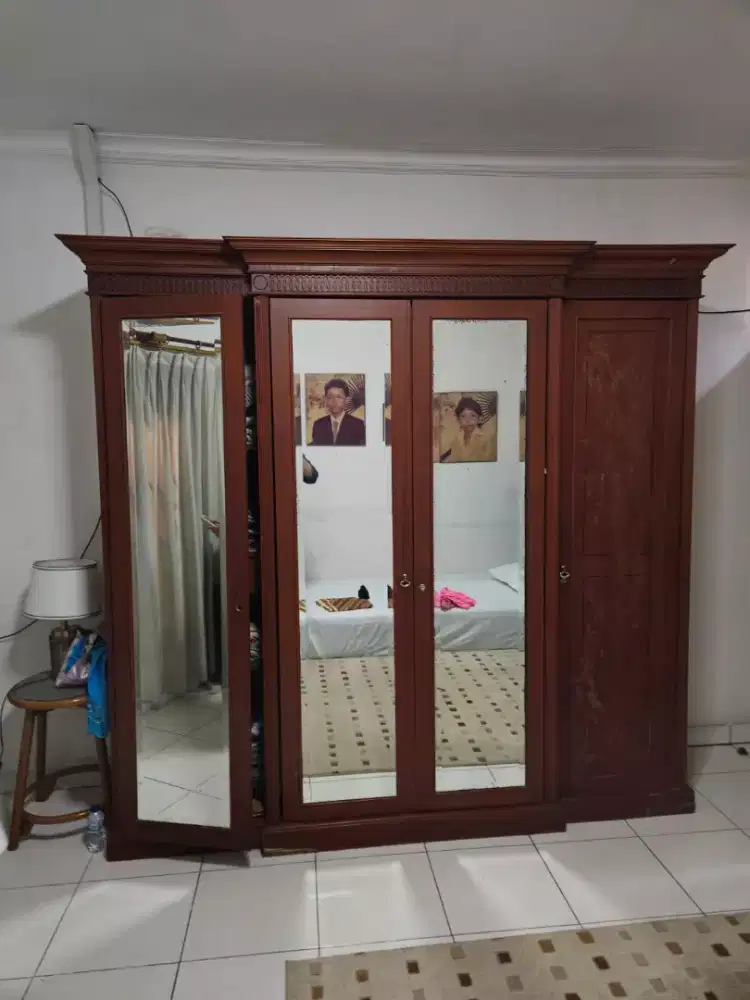 Lemari pakaian 4 pintu