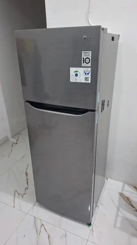 KULKAS LG 2 PINTU KAPASITAS 209L, SEPERTI BARU