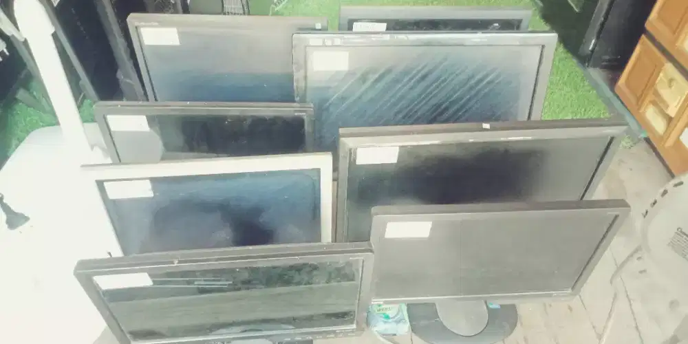 Monitor bekas pemakaian kantor 8 unit