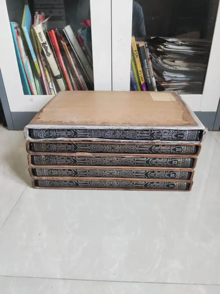Buku Lukisan dan Patung Koleksi Presiden Soekarno 1964