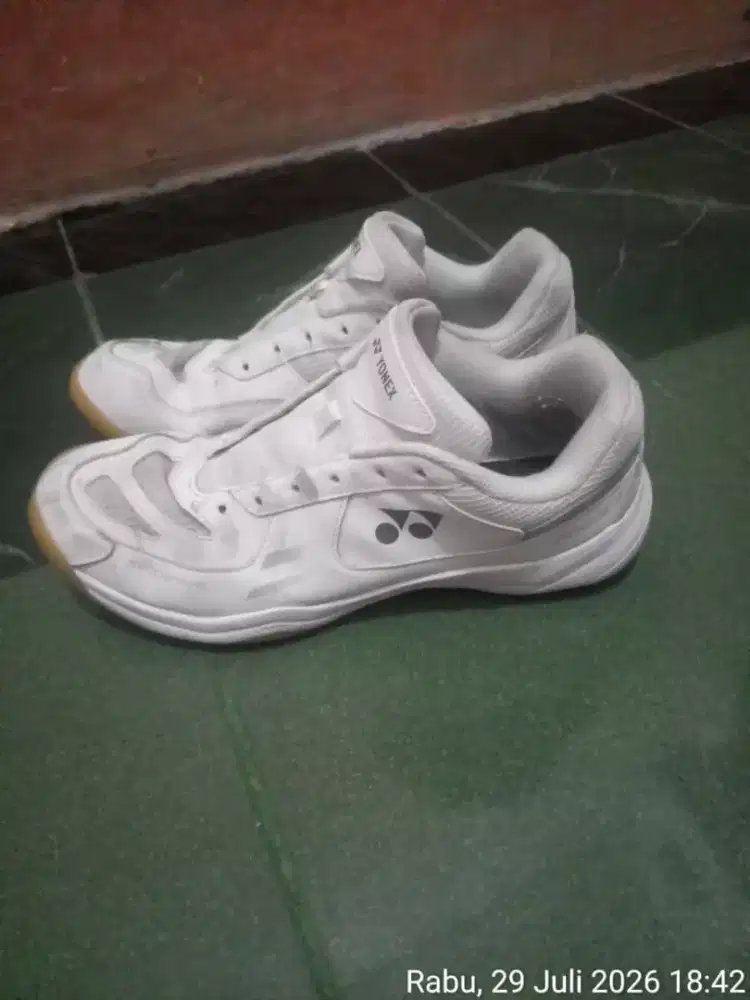 Sepatu yonex size 41