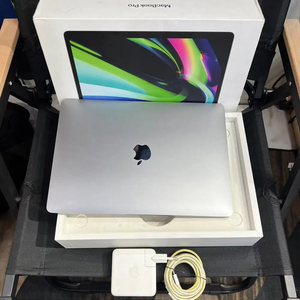 macbook pro M1 ssd 256gb tourch bar fullset fungsional normal garansi