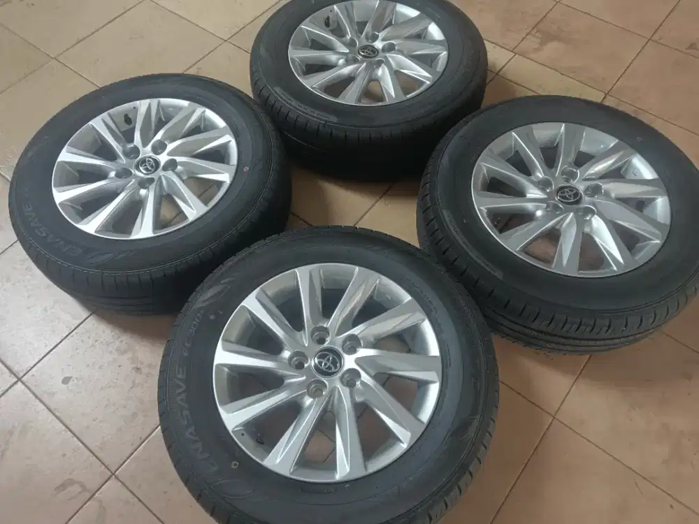 Velg standar Toyota Innova Zenix tipe G memiliki spesifikasi ring 16,