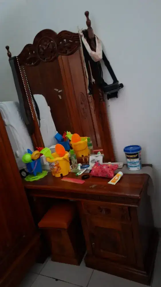 Meja rias dari kayu jati