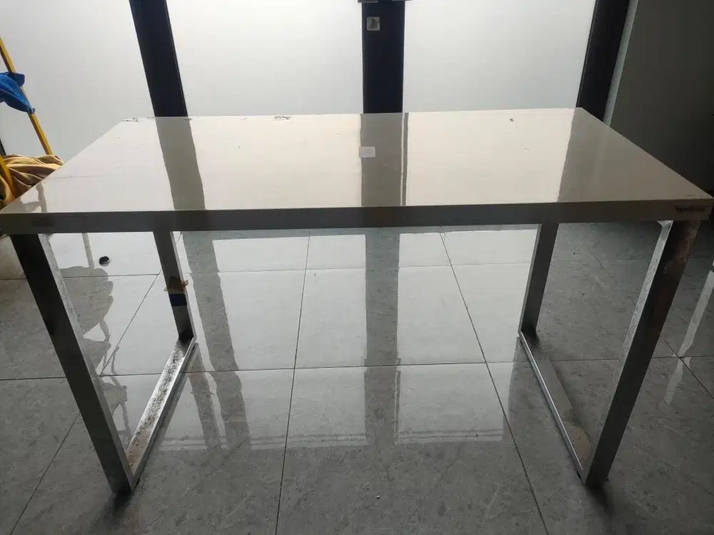 Meja Kerja / Kantor - Putih