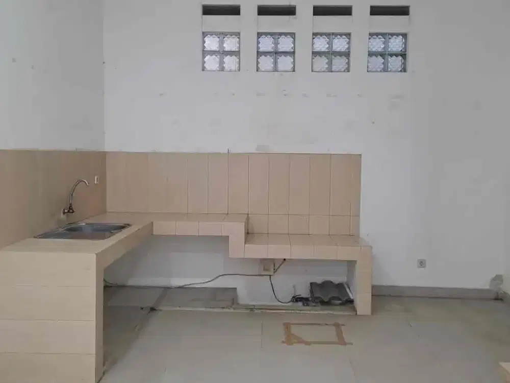 Sewa rumah di Tki 3 
Luas 102/90
2 kamar tdr
2 kamar mandi
1 gudang
Listrik 2200W
Air sible
Hadap Barat
Harga Rp. 37.5jt/ tahun nego fn