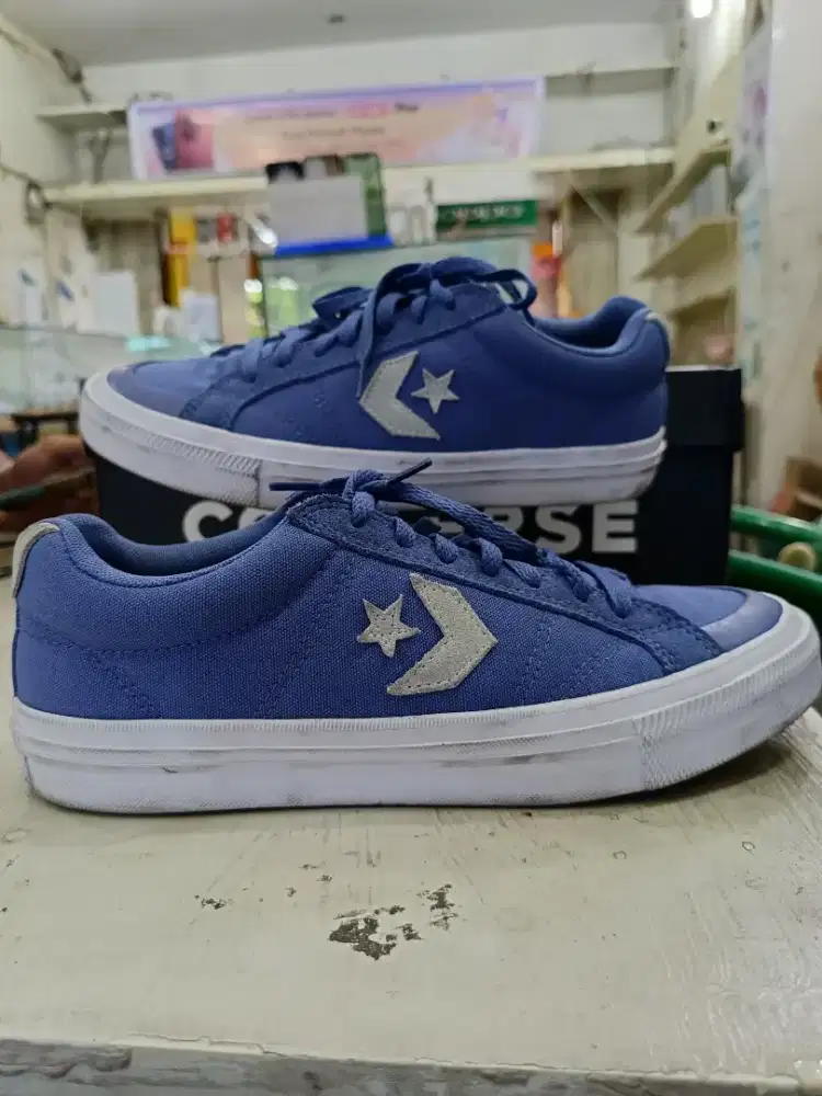dijual sepatu pria  converse, barang bagus,tidak ada lecet,terawt