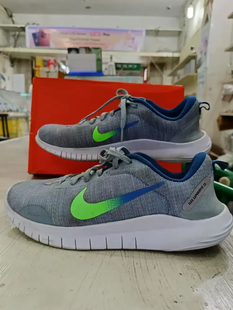 dijual sepatu pria merek nike,,barang bagus ,jarang pakai,box