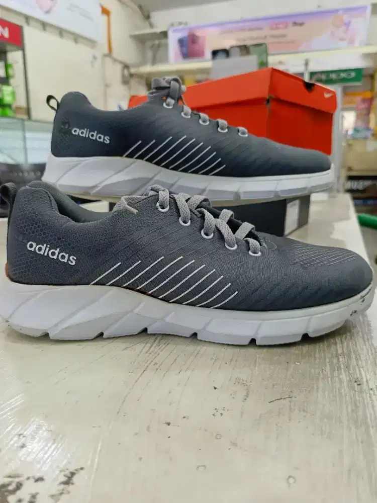dijual sepatu pria merek adidas,barang bagus,jarang pakai,tdak lecet