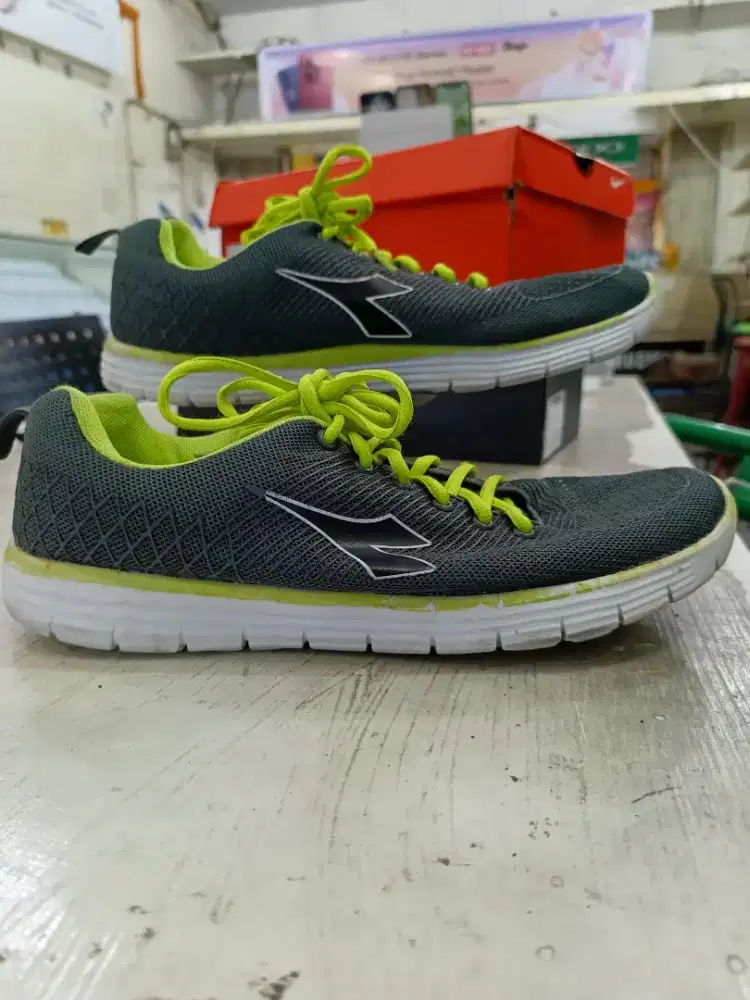dijual sepatu pria merek diadora,seken sepertu baru,tidak lecet,