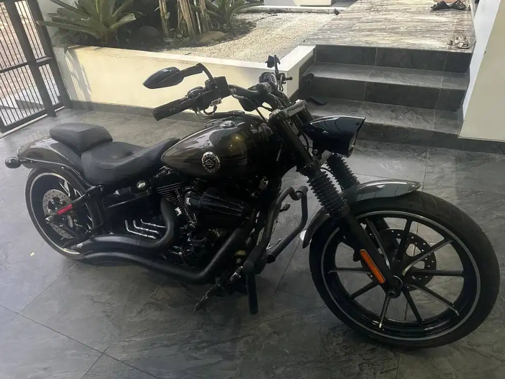 HARLEY-DAVIDSON BREAKOUT 103 CI 2015 – RARE GUN METAL - LOW KM