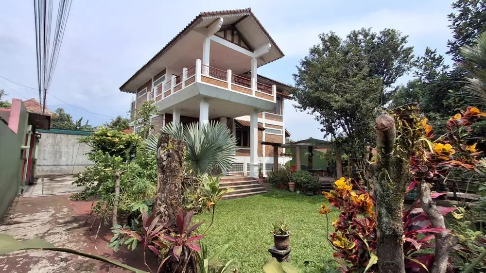 Rumah terawat dengan pemandangan Gunung Putri.