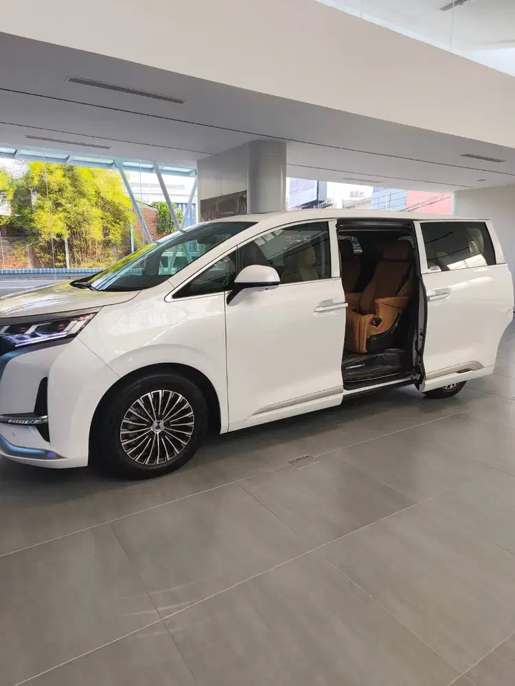 READY STOCK Denza D9 MPV Luxury Electric Vehicle - DP Ringan/Bunga 0%